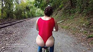 ¡Oye, mira ese tanga en su paseo en bici hoy!