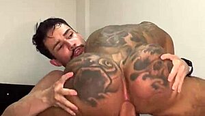 Nem bírom megállni, hogy az óriási segg ne nyelje el a farkam