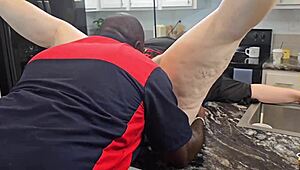 Grosse Cul Femme Infidèle Séduit le Mécano pour Paiement. Elle Propose une Pipe Chaude.