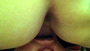 สาวอายุ 18+ หัดตัวเองขณะโดนเย็ดก้นแรง