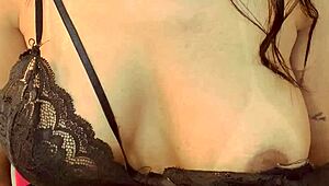 甜美大学生女孩今晚户外肛交狂欢