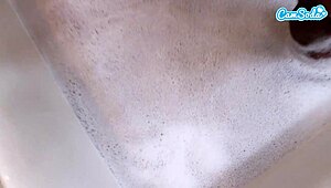 Мамка чука черен стъп син BBC след като го шпионира в банята