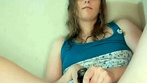 Hey, denne hotte blondine rører ved sig selv og leger med sin fisse med en stor dildo indtil hun kommer