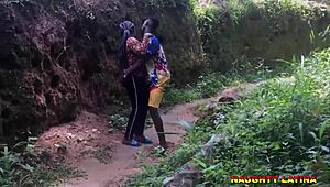 Ébenfa nagy punci keményen megbaszva misszionáriusban a falusi úton!