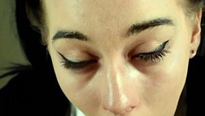 Эй, эту миниатюрную девчонку 18+ доминирует жуткий старик!