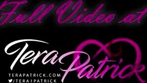 테라 패트릭 풀사이드 스트립 큰 엉덩이 흔들며 해