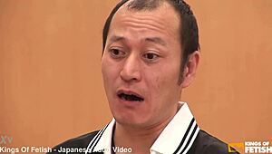 어, 일본 팀 걸들이 코치한테 레슨 받는 중, 알지?