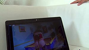 Hot asiatisk slore i strømper oppfyller drømmefantasien med en monster hvit kuk