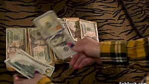 Persönlicher Fan fesselt und fickt winzige 18+ Camgirl in kinky rauer Spielsession.