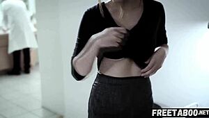 יו, תראה את הנערה החנונית אדריה ריי מרומה על ידי דוקטור מפחיד בבית חולים