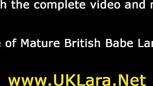 嘿，看这优雅英国熟女穿丝袜在疯狂三人行中射大棒