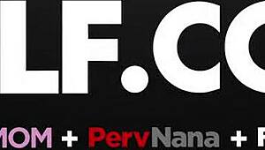 Madrastra pelirroja sexy le da paja con tetas a su hijastro cachondo en secreto total