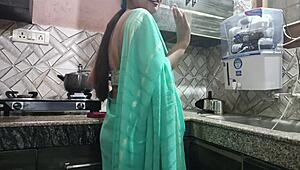Bhabhi India berani pertama kali seks dapur dengan devar