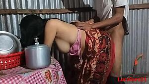 Desi σύζυγος απολαμβάνει chudai στην κουζίνα του χωριού με πάθος