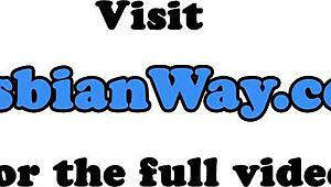 Tatuerad skönhet kör strap-on på tight babe i hela filmen