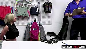 Am Fost Prins de Securitate, și Această MILF M-a Făcut Tare în Spatele Magazinului.