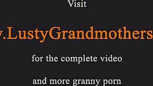 ¡Abuela peluda es follada duro y luego chupa una polla gruesa hasta dejarla seca!