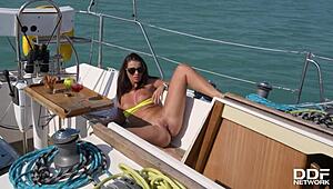 Solo seksi Vicky Love mainin memek horny di kapal pesiar, wow!