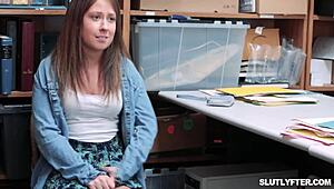 Hey mağaza çalışanı hırsızlıkta yakalanıp sertçe cezalandırıldı