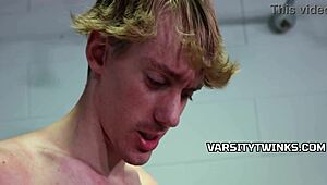 Yo, pogledaj ove varsity twinke kako se pale u tušu teretane sa Jordi i Massive Matt Steel.