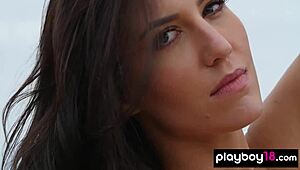 我喜欢看自然的葡萄牙美女Carmen Nikole在户外裸晒