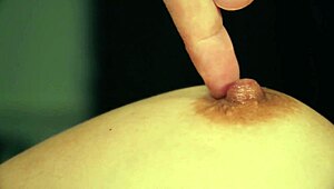 特写乳头玩弄变成疯狂业余奶子吸吮，和丰满老师。她的天然奶子让我疯狂！