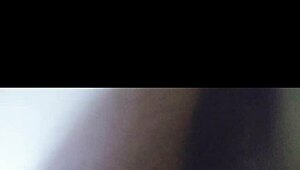 用巨大的怪物鸡巴深深插入，把她劈开