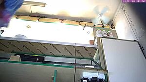 Dlaczego ta blondynka pokazuje majtki w pracy?