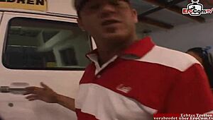 Slanke 18+ meid met kleine 18+ tietjes opgepikt voor strakke auto-neuk en klaarkomen in mond