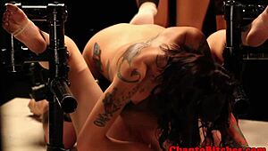 两个女同支配子在黑暗车库遭受严厉捆绑惩罚