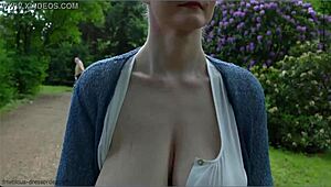 Slappa stora naturliga bröst studsar vilt offentligt utan skam