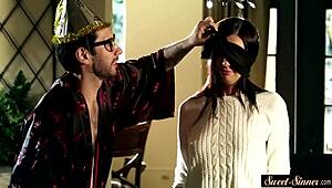 Hübsche Teen wird nach heißem Vorspiel hart von Stiefbruder gebumst