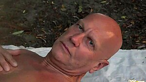 Amico, questo vecchio scopa due fiche strette teen nel bosco! 🌲