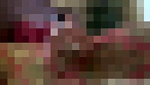 Не могу устоять, пробираюсь лизать пальцы ног леди, как Черри