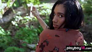 Amico, Questa Calda Musa Ebony Brookliyn Wren Mostra le Sue Enormi Tette Naturali all'Aperto!