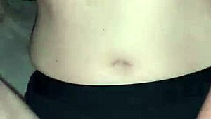 ¿Te gusta ver a esta pareja de transexuales frotar sus pollas enormes en una masturbación pervertida?