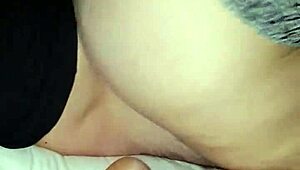 वह उस बड़े कॉक को राइड करना पसंद करती है और इसे भावुकता से अपनी चूत में महसूस करती है