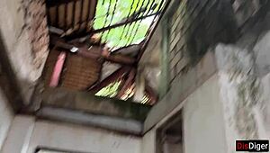 Emmené belle-sœur dans maison abandonnée et baisé en levrette près de la mer