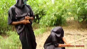 למה בחור יאהו אפריקאי זיין סטודנטית קולג' בחוץ?