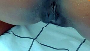 Garota novinha se esfrega em chamada de vídeo, que tesão!