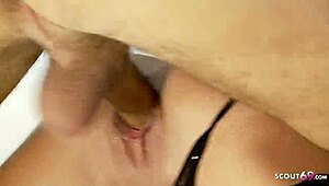 Iso tissinen kypsä Michelle Thorne cosplay-sairaanhoitajana lateksissa saa kovan naidan sairaalassa. Potilas ei vastusta imemästä niitä valtavia tissejä.