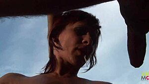 Ihr Boytoy serviert Drinks und hämmert dann die enge MILF-Anal hart! 😜