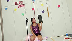 Лице јебане младе покорне, како ти је кад ти разарам гузу?