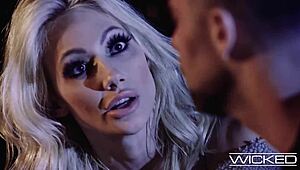 哇！大胸金发女郎在海滩上疯狂，夏夜迅速变火辣。