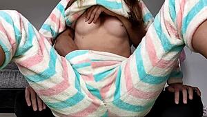 亚裔继爸睡衣里逗弄瘦妹小奶子，硬核玩逼