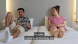 Полубрат и полусестра се туку јастуцима у хотелској соби