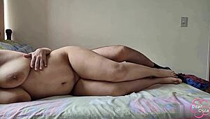 Hjemme alene, perfekt tid å ri den kurvede latinaen med stor rumpe