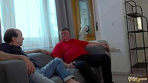 Ε παππούδες, θέλετε να νιώσετε το καυτό μου footjob και να τελειώσετε πάνω μου;