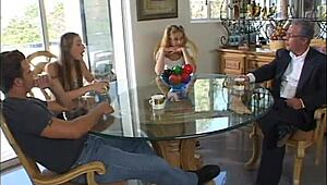 Ей, Кели от колежа само смуче и чука на учебните сесии.