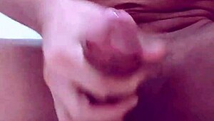 Spracoval ten masívny kokot skúsenými rukami, až prišiel hustý, pomalý orgasmus.